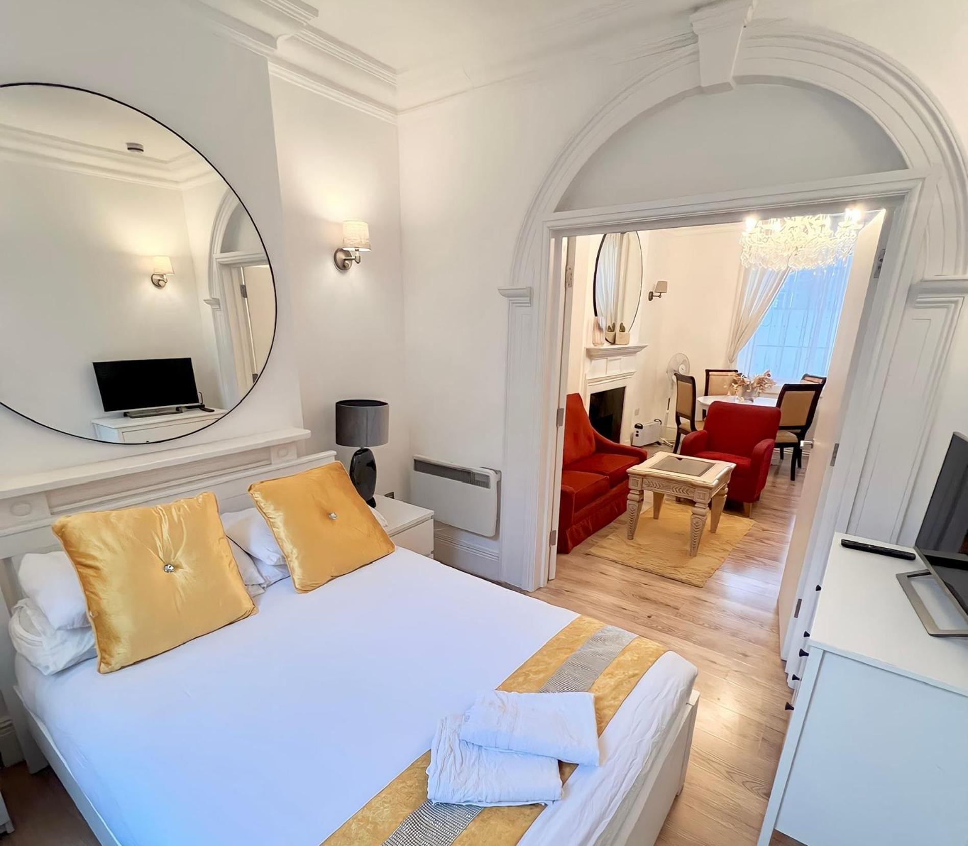 Hyde Park Luxe